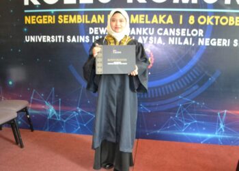 NUR Nilam Sari Azimi menunjukkan Sijil Pengembaraan dan Pelancongan yang diterimanya pada Majlis Konvokesyen Kolej Komuniti Negeri Sembilan dan Melaka di Dewan Tuanku Canselor, USIM Nilai, Seremban hari ini.-UTUSAN/ZAKKINA WATI AHMAD TARMIZI