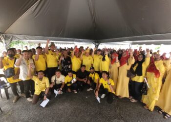 IBRAHIM Ali (berdiri, depan, tujuh dari kiri) bersama-sama jentera pilihan raya Putra Bahagian Pasir Mas yang menyertai Kursus Jatidiri PDM Putra Parlimen Pasir Mas di Pejabat Perhubungan Putra Negeri Kelantan, Wakaf Bharu, di sini hari ini. UTUSAN/MUSTAQIM MOHAMED