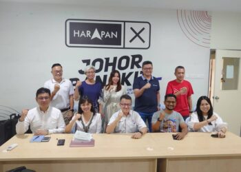 LIEW CHIN TONG (duduk tengah) bersama-sama kepimpinan DAP Johor dalam sidang akhbar di ibu pejabat parti itu di Kulai.