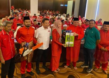 SAIFUDDIN Abdullah (tiga, kanan) melancarkan penubuhan Skuad Bencana Bersatu Indera Mahkota di Indera Mahkota di Kuantan, Pahang. - UTUSAN/ DIANA SURYA ABD WAHAB