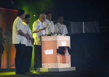ISMAIL Sabri Yaakob dan Khairy Jamaluddin hadir pada Majlis Perasmian Jelajah Aspirasi Keluarga Malaysia Peringkat Negeri Sembilan di Dataran Seri Jempol, Jempol hari ini.