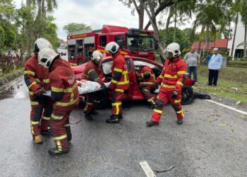 BEBERAPA anggota bomba sedang berusaha mengeluarkan mangsa dalam kemalangan tersebut di Seksyen 3, Shah Alam, Selangor hari ini-UTUSAN/ISKANDAR SHAH MOHAMED