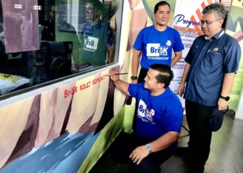 MOHAMMAD Azwan Ja’afar (duduk) melukis mural pada program Sukarelawan BRISK - Mural Kelestarian  Alam “SEED4OURFUTURE” Peringkat Kebamgsaan 2022  di Jabatan Psikiatri dan Kesihatan Mental, HRPZ II, Kota Bharu, Kelantan.-UTUSAN/ROSLIZA MOHAMED