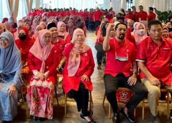 AZIZAH Mohd. Dun (empat kiri) bersama Srikandi dan Armada Bersatu Bahagian Sepanggar di Kota Kinabalu hari ini.