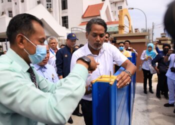 KHAIRY Jamaluddin (kanan) melakukan gimik semasa Penyerahan Projek Tebatan Banjir HRPZ II, Kota Bharu, Kelantan.UTUSAN/KAMARUL BISMI KAMARUZAMAN