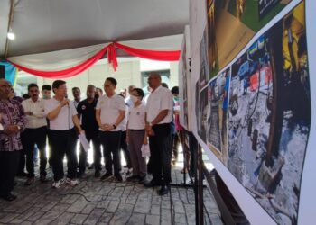 CHOW KON YEOW ketika meninjau kawasan tumpuan pelancongan di Little India, George Town, Pulau Pinang hari ini.