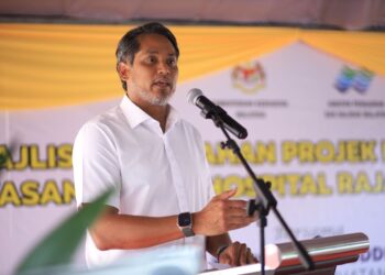KHAIRY Jamaluddin menyampaikan ucapan semasa merasmikan Majlis Penyerahan Projek Tebatan Banjir Hospital Raja Perempuan Zainab II (HRPZ II), Kota Bharu, Kelantan hari ini.UTUSAN/KAMARUL BISMI KAMARUZAMAN.