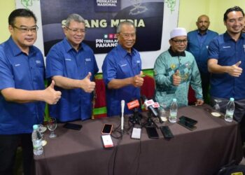MUHYIDDIN Yassin (tiga dari kiri) dalam sidang akhbar pada majlis pelancaran Perikatan Nasional (PN) Pahang di Hotel Sri Malaysia di Temerloh, Pahang. - UTUSAN/SHAIKH AHMAD RAZIF