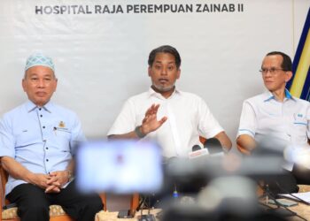 KHAIRY Jamaluddin (tengah) semasa ditemui pada 
Majlis Penyerahan Projek Tebatan Banjir Hospital Raja Perempuan Zainab II (HRPZII), Kota Bharu, Kelantan hari ini.UTUSAN/KAMARUL BISMI KAMARUZAMAN