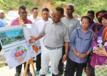 ISMAIL Abd.Muttalib (tengah) menunjukkan pelan pembangunan Hospital Maran bernilai RM350 juta di tapak cadangan hospital di Batu 55 Jalan Maran-Jerantut di Maran, Pahang. - UTUSAN/ SALEHUDIN MAT RASAD
