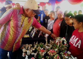 MAHDZIR Khalid melihat hasil kraftangan dalam Karnival Mini Aspirasi Keluarga Malaysia di Kolej MARA Banting hari ini.
-UTUSAN/ABDUL RAZAK IDRIS