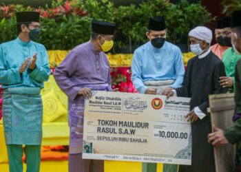 SULTAN Sallehuddin Sultan Badlishah menyampaikan Anugerah Tokoh Maulidur Rasul kepada Abdullah Lebai Samah sempena Majlis Sambutan Maulidur Rasul Peringkat Negeri Kedah, di Alor Setar, hari ini. -UTUSAN/SHAHIR NOORDIN