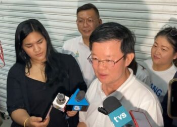 CHOW Kon Yeow ketika ditemui pemberita selepas mengadakan mesyuarat Jawatankuasa DAP Pulau Pinang di Wisma DAP, George Town, Pulau Pinang malam itadi.