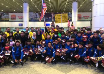 Barisan pemain B16 bergambar dengan ahli keluarga sebaik tiba di KLIA, Sepang malam tadi.-UTUSAN