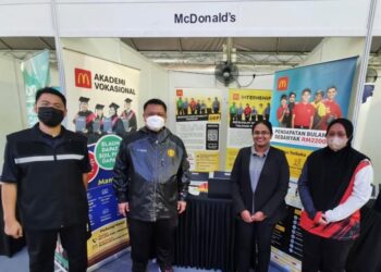 TUANKU Faizuddin Putra Jamalullail (dua dari kiri) berkenan bagi melawat booth-booth yang dibuka sewaktu Karnival Peluang Kerjaya yang diadakan di Tapak MAIPs, Pusat Bandar Kangar, Perlis.-UTUSAN