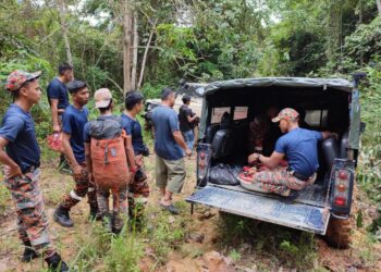 ANGGOTA bomba membantu seorang lelaki yang
pengsan di dalam hutan di Kampung Charik, Miku, Rembau namun lelaki itu disahkan meninggal dunia sebaik tiba di Hospital Rembau, petang tadi.