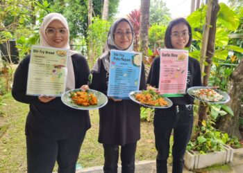 ANTARA peserta yang mengikuti Minggu Tindakan Hijau (Green Action Week) anjuran CAP menunjukkan lebihan makanan yang dijadikan makanan baharu di Pejabat CAP, Jalan Masjid Negeri, Pulau Pinang baru-baru ini.