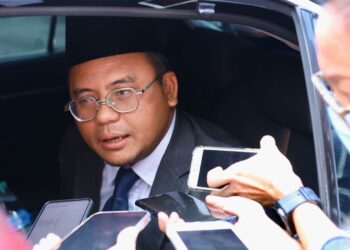 AMIRUDIN Shari ketika ditemui wakil media selepas menghadap Sultan Selangor di Istana Bukit Kayangan, Shah Alam, Selangor hari ini-UTUSAN/ZULFADHLI ZAKI
