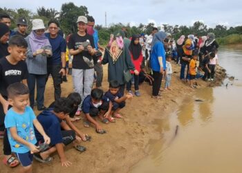 CHEN Pelf Nyok (kiri, lima berdiri)  melepaskan tuntung di Sungai Kemaman, dekat Kampung Pasir Gajah, Kemaman, Terengganu,  hari ini. - UTUSAN/NIK NUR IZZATUL HAZWANI NIK ADNAN