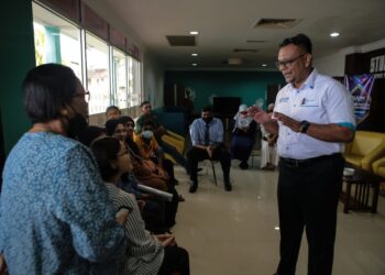 HAIM Hilman Abdullah (kanan) beramah mesra bersama sebahagian 4,067 pelajar baharu kemasukan semester pertama sesi 2022/2023 UUM yang bermula secara fizikal sepenuhnya hari ini di Sintok, Kubang Pasu. - UTUSAN/ SHAHIR NOORDIN