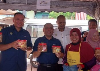 SAARANI Mohamad (tiga dari kiri) menunjukkan produk tempatan yang dihasilkan penduduk pada Program Mesra Hari Bertemu Pelanggan Kerajaan Negeri Daerah Kerian di Selinsing, Bagan Serai hari ini. - UTUSAN/WAT KAMAL ABAS