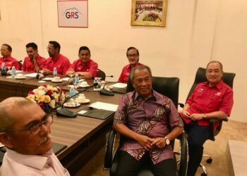 MUHYIDDIN Yassin (tengah) dan Hajiji Noor (kanan) dalam  mesyuarat Bersatu Sabah di Ibu Pejabat Bersatu Sabah di Kota Kinabalu malam tadi.