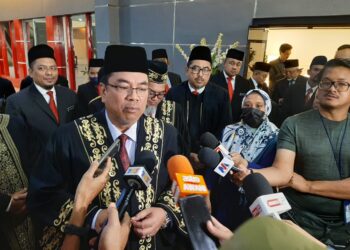 SULAIMAN Md. Ali bercakap kepada pemberita pada sidang akhbar selepas merasmikan Majlis Pentauliahan Peguam Syarie Melaka di Pusat Dagangan Antarabangsa Melaka (MITC), Ayer Keroh, Melaka. - UTUSAN/AMRAN MULUP