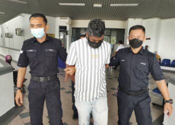 M. JAGAN diiring keluar anggota polis selepas mengaku bersalah di Mahkamah Majistret, Ayer Keroh, Melaka atas pertuduhan memukul adik iparnya menggunakan sebatang kayu.