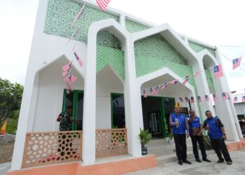 SALAH sebuah masjid yang dibina semula di Palu, Sulawesi hasil sumbangan rakyat Malaysia.