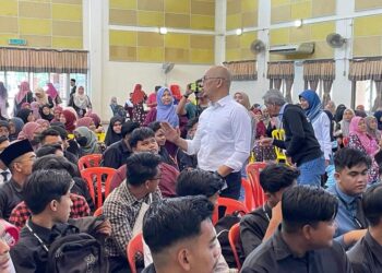 APLI Yusoff (tengah, berdiri) memperkatakan sesuatu kepada pelajar pada program Jelajah Jati Diri Pra Universiti dan Pelancaran Mahir Tutor SPM dan STPM Parlimen Kuala Nerus, Kuala Nerus, Terengganu, semalam.