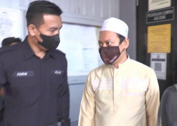 AHMAD Mursyidin Abdullah (kanan) yang dituduh cederakan seorang muridnya  dibawa ke Mahkamah Majistret Marang, di Marang, Terengganu, hari ini. - UTUSAN/TENGKU DANISH BAHRI TEMGKU YUSOFF