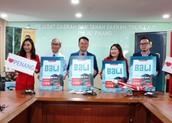 YEOH SOON HIN (dua dari kiri) dan Liyana Mahizzan (dua dari kanan) dalam sidang akhbar memperkenalkan laluan penerbangan baharu AirAsia antara Pulau Pinang dan Bali, Indonesia di George Town hari ini.
