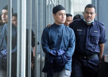 PU AZMAN didakwa di Mahkamah Sesyen Seremban hari ini atas pertuduhan melakukan amang seksual fizikal terhadap dua remaja lelaki.-UTUSAN/MOHD. SHAHJEHAN MAAMIN.