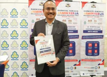 ABD. RAZAK Omar menunjukkan poster Karnival Kerjaya Jamin Kerja Keluarga Malaysia 2022 yang akan berlangsung pada 14 hingga 16 Oktober ini di MITC, Ayer Keroh, Melaka. - UTUSAN/MUHAMMAD SHAHIZAM TAZALI