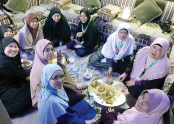 SEBAHAGIAN wanita menghadiri majlis tahlil dan doa selamat dianjurkan penduduk Malaysia yang menetap di Ajyad Alssad, Mekah.