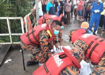 ANGGOTA Bomba membawa naik mayat mangsa yang dijumpai pagi tadi.