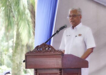 ISMAIL SABRI Yaakob berucap pada Majlis Perasmian Loji Rawatan Air Kompak Chin Chin 3, Jasin, Melaka. - UTUSAN/RASUL AZLI SAMAD