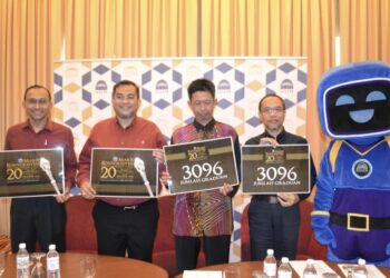 SHARIFUDIN Md. Shaarani (dua dari kiri) bahan promosi sempena sidang media Majlis Konvokesyen USIM kali ke -20 di Nilai, Seremban hari ini.- UTUSAN/ZAKKINA WATI AHMAD TARMIZI