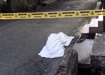 MAYAT lelaki dipercayai mangsa dibunuh ditemukan di kaki lima kedai di Jalan Leong Sim Nam, Ipoh hari ini. - UTUSAN