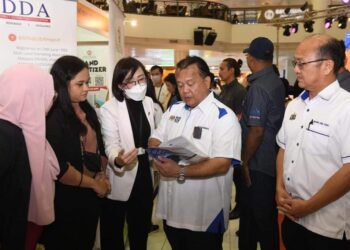 ALEXANDER Nanta Linggi (tengah) diberi penerangan oleh pempamer pada Program Hari Industri Jualan Langsung Malaysia peringkat negeri di Mahkota Parade, Banda Hilir, Melaka. - UTUSAN/AMRAN MULUP