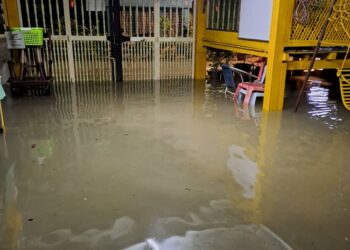 BEBERAPA buah kawasan di Bayan Lepas, Batu Maung dan George Town, Pulau Pinang dilanda banjir kilat susulan hujan lebat sejak tengah malam hingga awal pagi tadi.