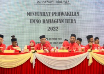 ISMAIL SABRI Yaakob (tengah) pada Majlis Perasmian Mesyuarat Perwakilan UMNO Bahagian Bera di Dewan Konvensyen di Bera, Pahang. - UTUSAN/SHAIKH AHMAD RAZIF