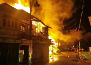 SEBAHAGIAN daripada rumah kedai yang terbakar di Kampung Cina, Kuala Terengganu pada 19 September lalu.