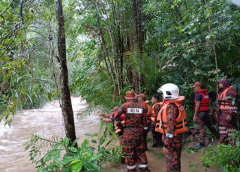 ANGGOTA bomba membuat ikatan tali bagi menyeberangi sungai untuk menyelamatkan 40 pendaki yang terperangkap di Air Terjun Telaga Tujuh, Langkawi.