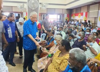 ISMAIL SABRI Yaakob menyampaikan sumbangan kepada lebih 800 masyarakat India sempena sambutan Deepavali pada program Moh Ngeteh bersama Komuniti Masyarakat India Parlimen Bera di Dewan Paya Luas di Bera, Pahang. - UTUSAN/AZIZAH SHAFIEI