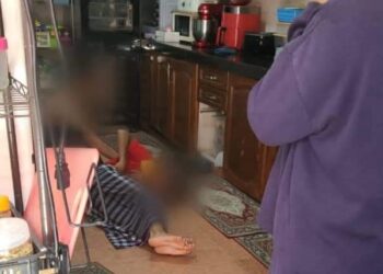 MANGSA terbaring kesakitan selepas ditikam suspek di rumahnya di Shah Alam, Selangor, petang Sabtu lalu-UTUSAN/ MOHAMAD NAUFAL MOHAMAD IDRIS