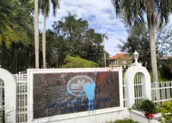 TEMBOK kediaman rasmi Menteri Besar di Seri Mentaloon yang disimbah cat ketika tinjauan dilakukan di Jalan Anak Bukit, Pantai Johor di Alor Setar. -UTUSAN/MOHD RAFIE AZIMI