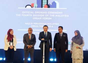 Sze Han (tengah) menekan butang sebagai simbolik Majlis Perasmian MUF 2022 di Pusat Konvensyen MBSA hari ini.
-UTUSAN/ABDUL RAZAK IDRIS