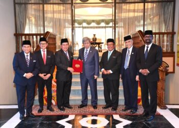 Abdul Razak Jaafar (tiga kiri) mempersembahkan watikah rasmi naik taraf Kolej Universiti Islam Antarabangsa Selangor sebagai Universiti Islam Antarabangsa Selangor (UIS) kepada Sultan Selangor Sultan Sharafuddin Idris Shah di Istana Bukit Kayangan Shah Alam.