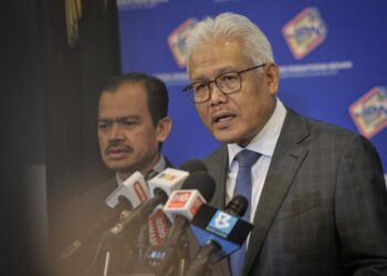 HAMZAH Zainudin dalam sidang akhbar selepas menyempurnakan sambutan Majlis Hari Pendaftaran Negara 2022, Putrajaya. - UTUSAN/FAIZ ALIF AHMAD ZUBIR